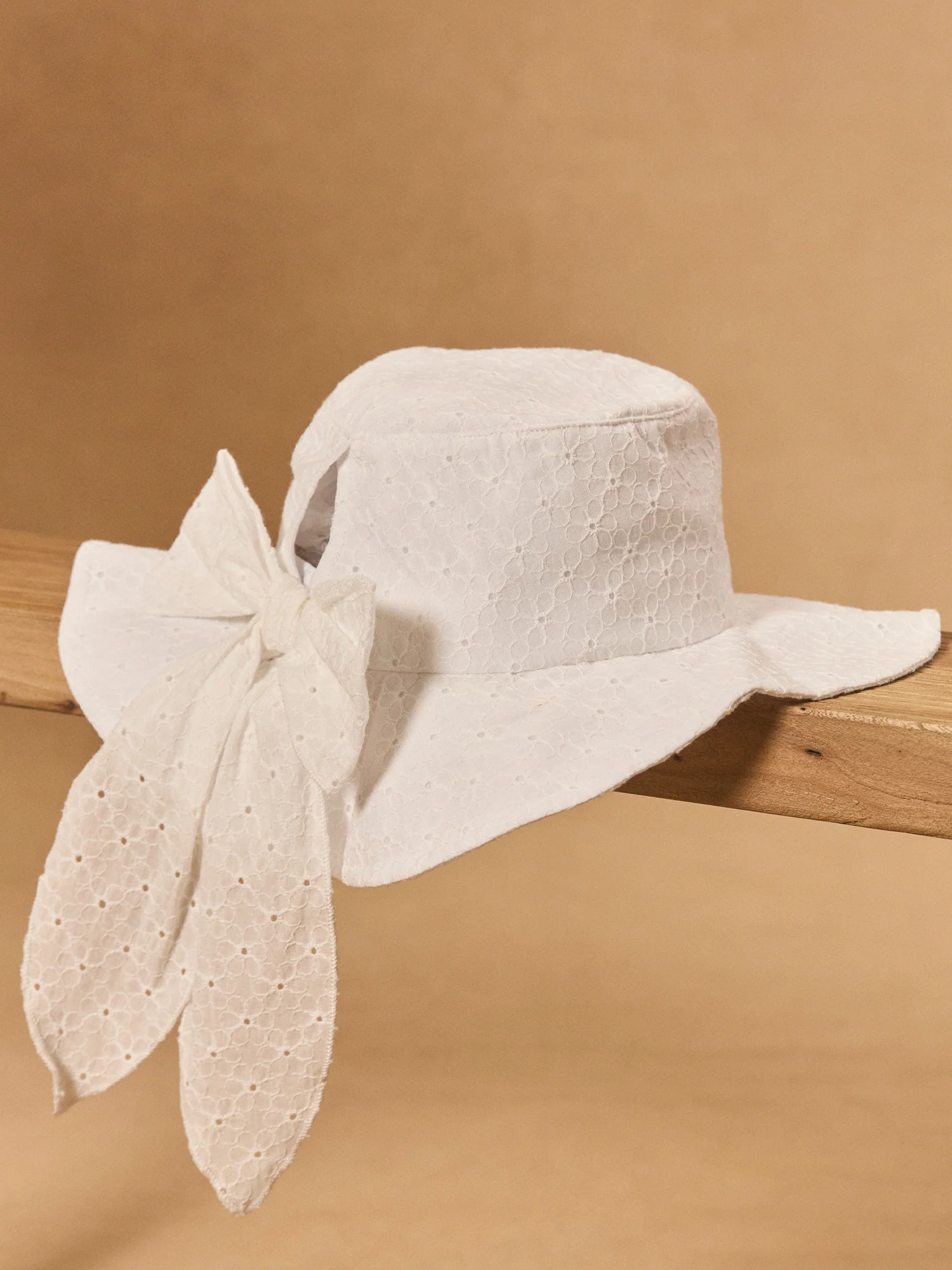 Sombrero crema con bordado inglés